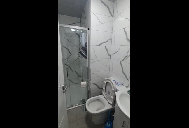 Modern professional house share with desk! Main Photo