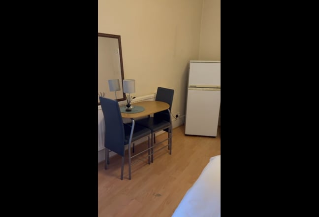 Large Room in a House Main Photo