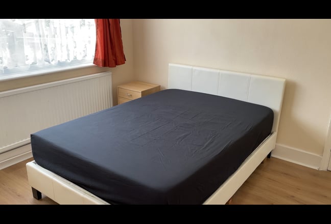 Bright Double Room in Peaceful Home  Main Photo