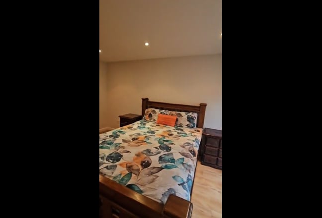 Double ensuite room to let in Windsor Park Main Photo