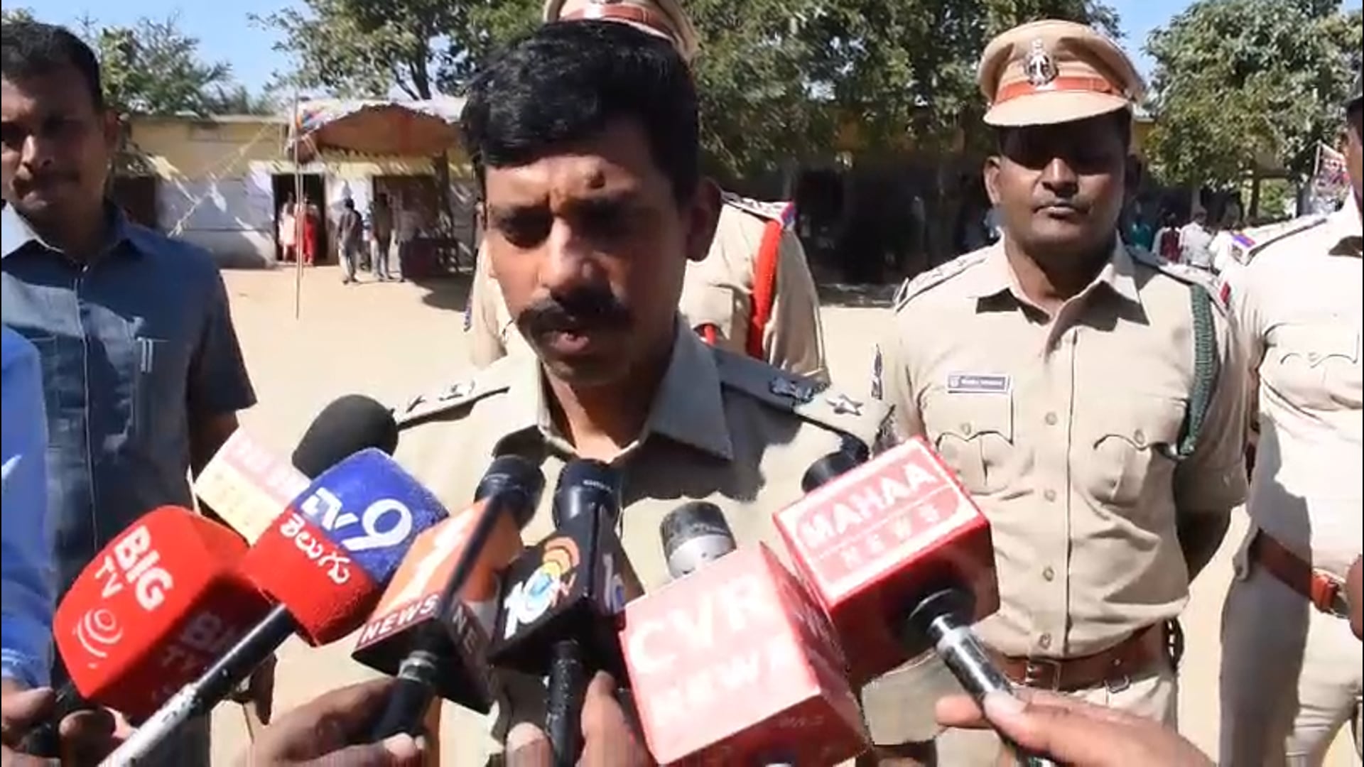 निज़ामाबाद जिले के बोधन विभाग मैं मैं चुनाव के समय मीडिया से बात करते हुए पुलिस आयुक्त साईं चैतन्या आय पी एस