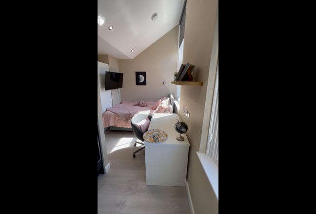 Brand new Studio all bills Inc-In City Centre Main Photo