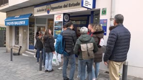 Cues a l'exterior de les administracions de loteria per comprar dècims de Nadal