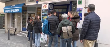 Cues a l'exterior de les administracions de loteria per comprar dècims de Nadal