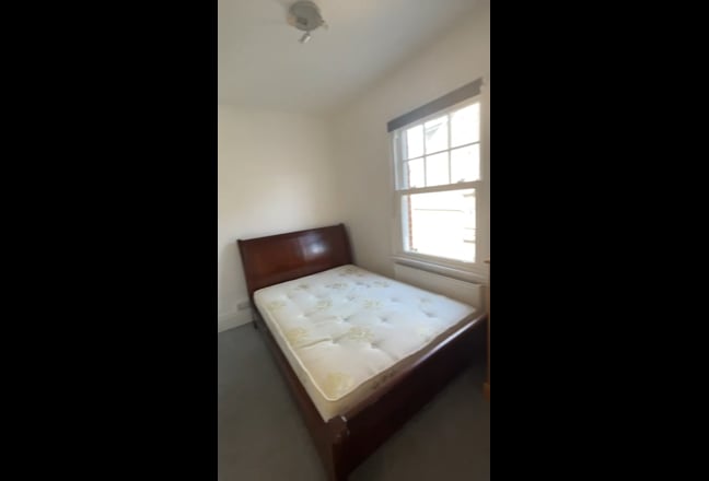 Double room in Central Guildford, bills included Main Photo