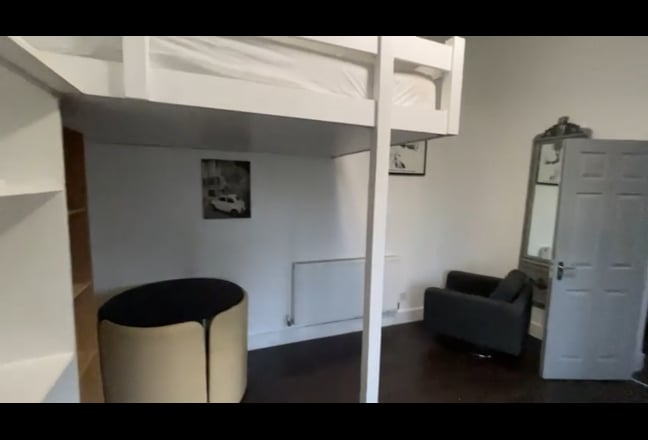 Large Double room Ermine Road Main Photo