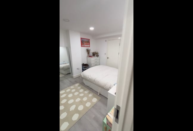 En-Suite Double Room Available - N4 - £1600pcm Main Photo