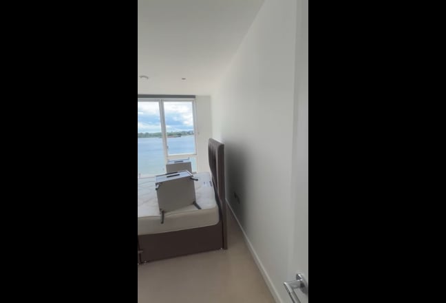 25 Yr Old looking for a flatmate to rent with :) Main Photo