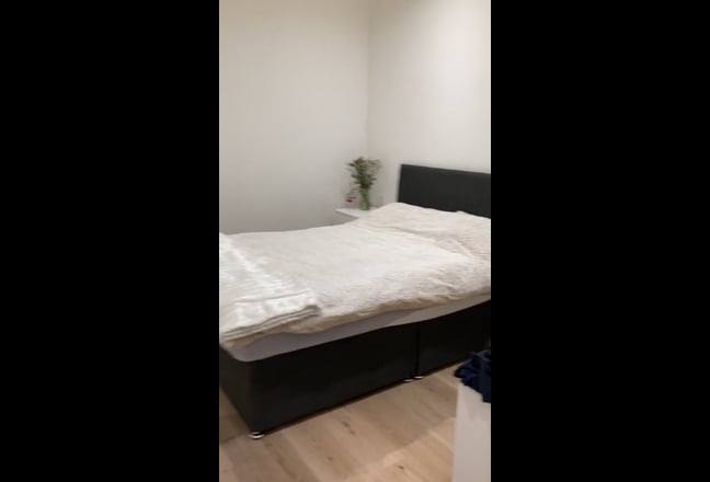 Spacious modern apartment minutes from Heathrow Main Photo