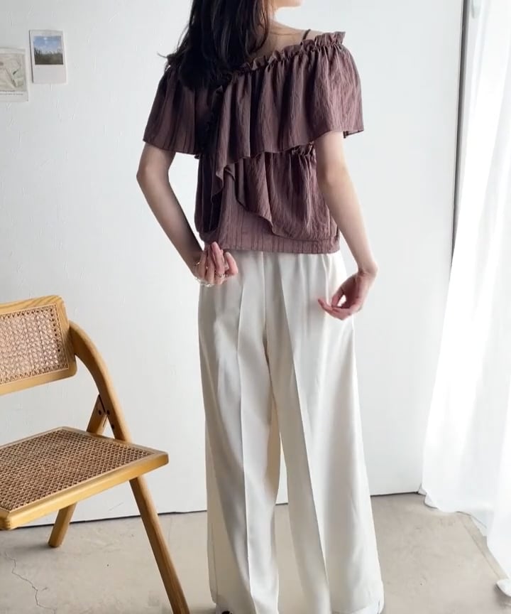 大人ガーリーに見せる。2wayオフショルフリルデザインシアーブラウス