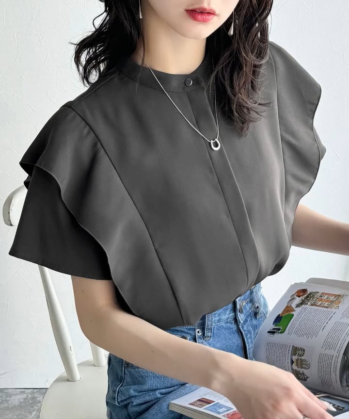大人の可愛さを叶える。ラッフルフリルショルダーフレンチスリーブ