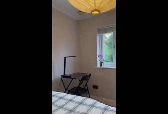 Lovely en suite room for rent Main Photo