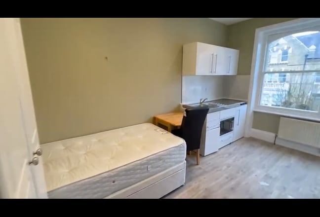 Single bedsit available in West Kensington 5/13 Main Photo