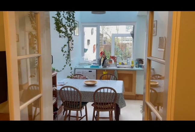   Large double sunny room in Southville  Main Photo