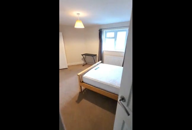 Large room near Mill Road for Professionals Main Photo