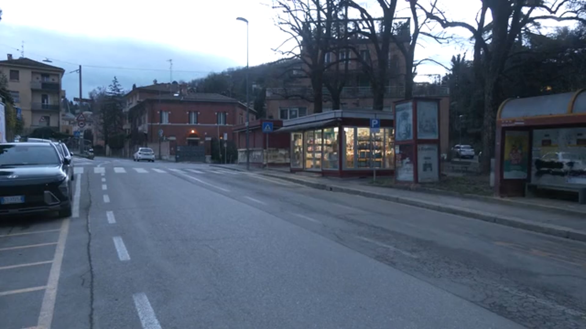 Accompagna la figlia a scuola, papà investito dalla sua stessa auto