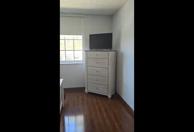 Renting *ONLY* 1 furnished bed & bad Main Photo