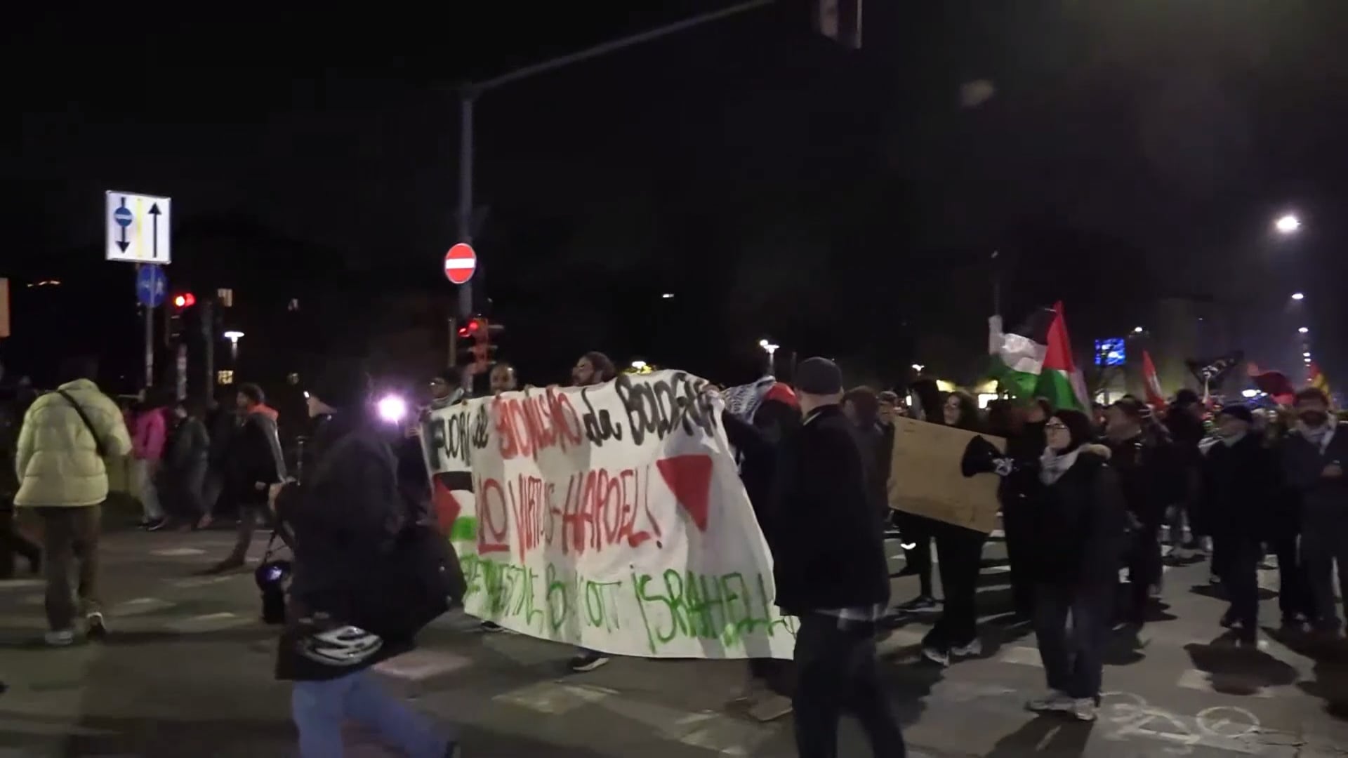 Partita in fiera: proPal resi inoffensivi. Urla e poco più. Mentre Abu Mazen parla ad Atreju