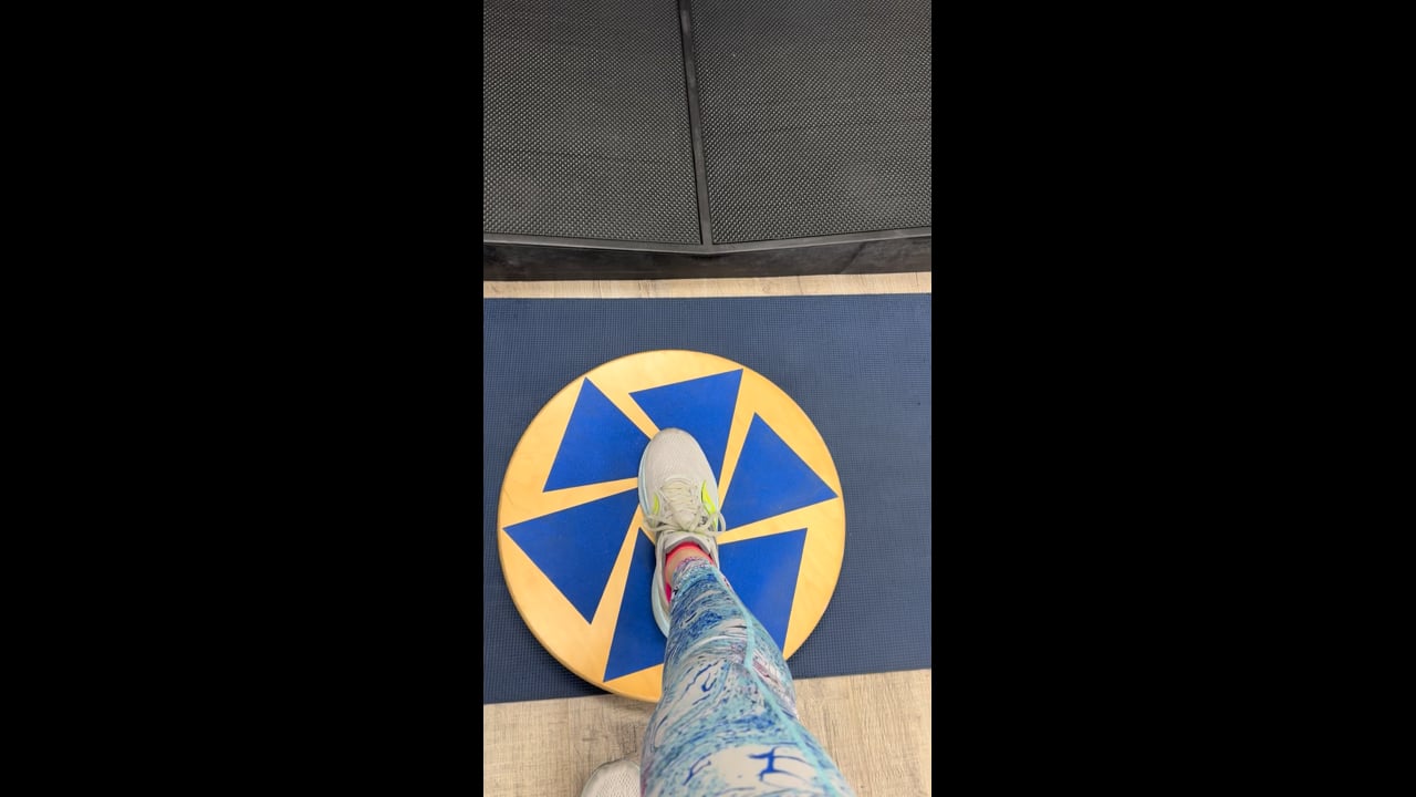 Round wobble board for foot and ankle function