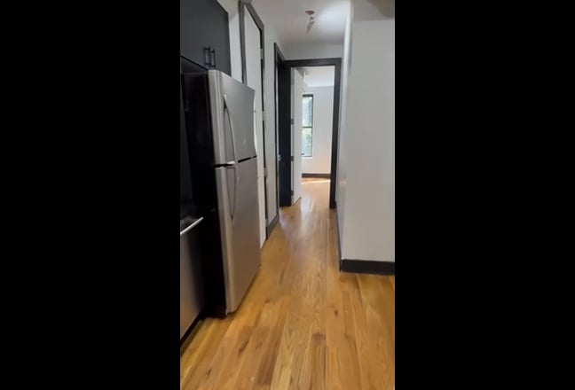 MASSIVE Queen room with private bath 🚨 Main Photo