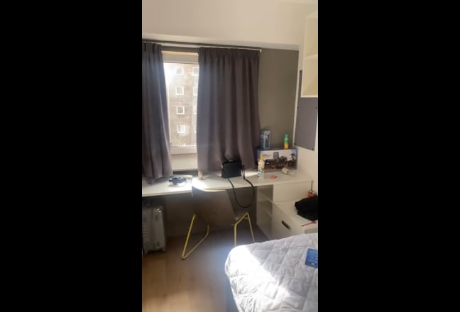 1 - En Suite Bedroom in 4-Bed Flat at New Medlock Main Photo