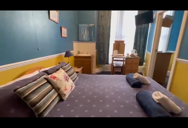 Family ensuite room in a House, Bridge Road, TQ2 Main Photo