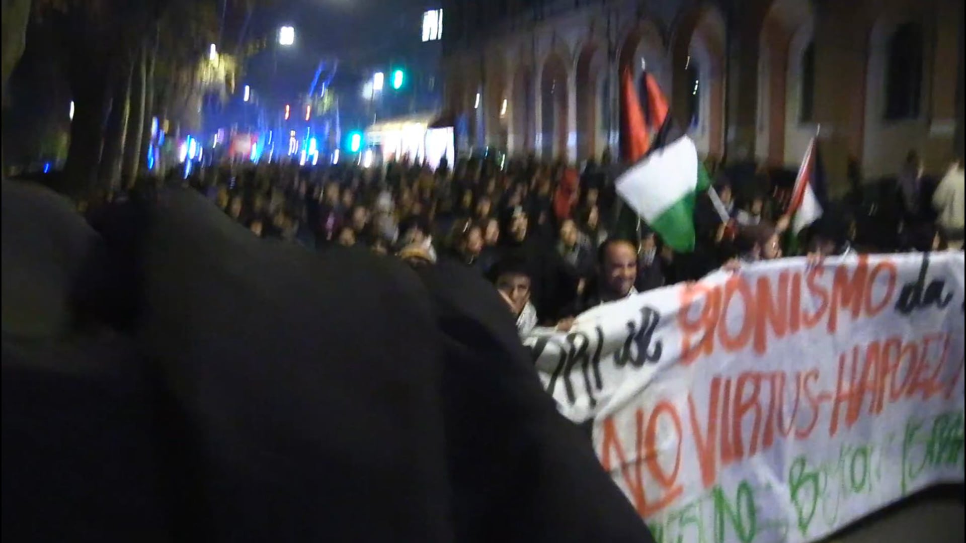 Senza incidenti la manifestazione ProPal, cori e azioni contro i giornalisti