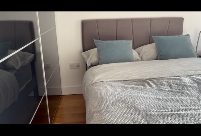 Spacious fully furnished double bedroom Main Photo