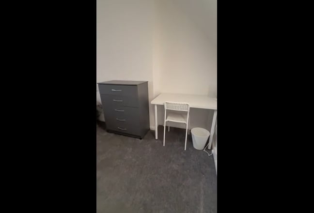 House share 2 room available 4 bed flat share  Main Photo