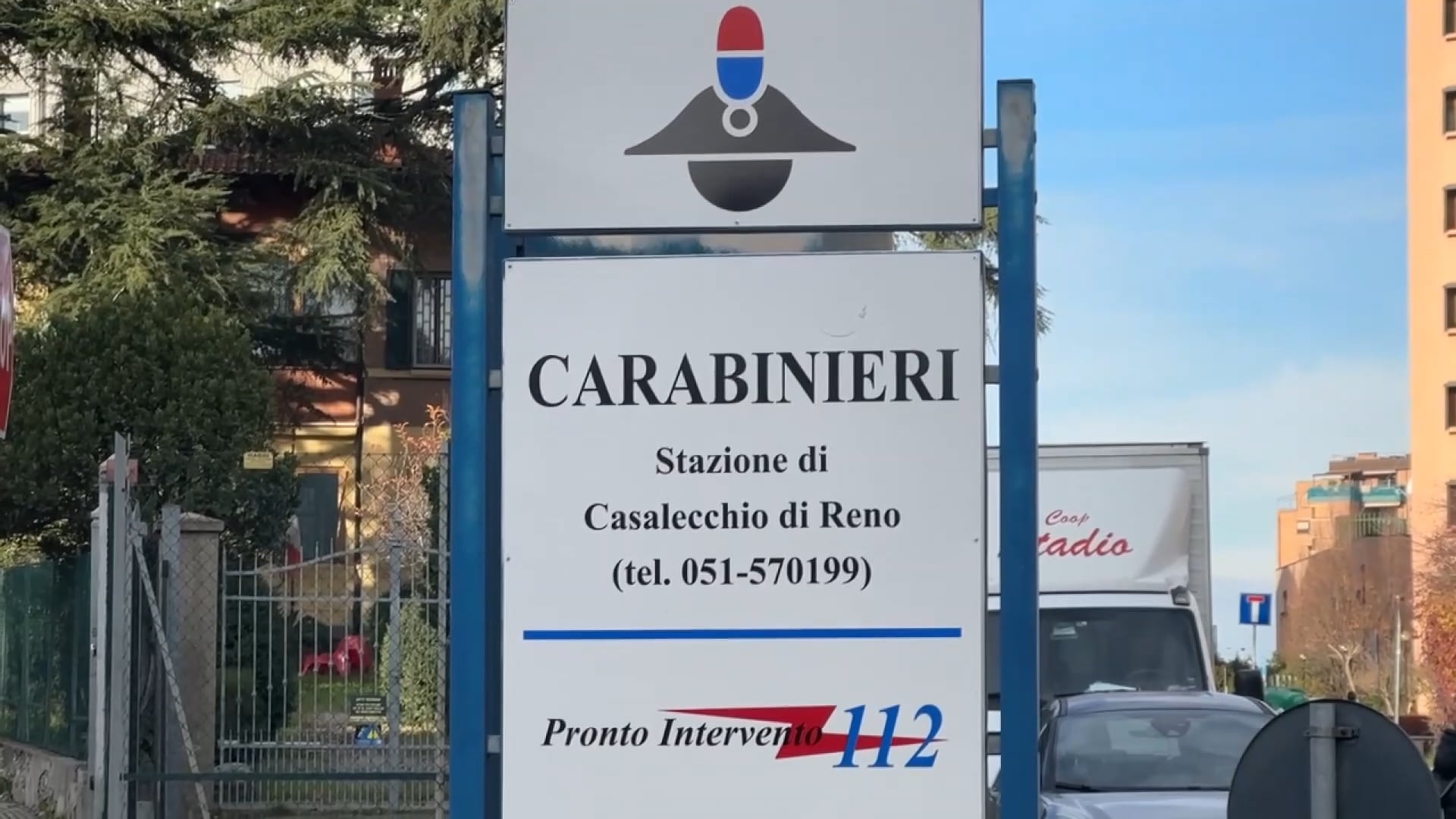 Spari davanti a un bar a Casalecchio: due arresti, sequestrati pistola e fucile