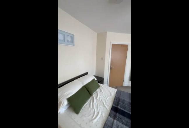 PINNER - Double En Suite room - Bills included Main Photo