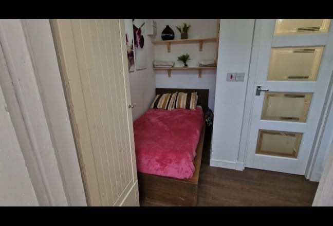 Studio 500m Subway,all  bills inc,private garden Main Photo