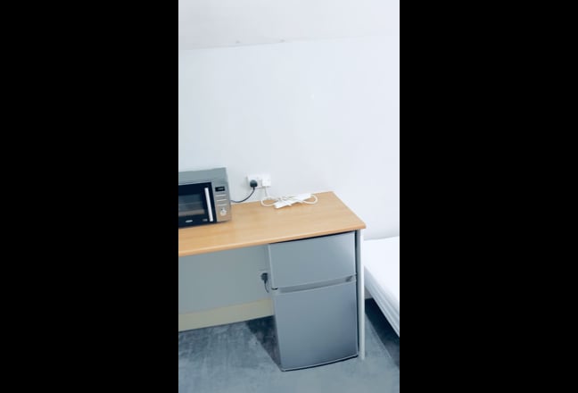 📍Opposite Reading 🚂 Modern Ensuite Double Room  Main Photo