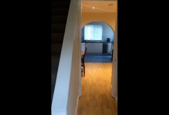 Modern Single Room in popular location  Main Photo