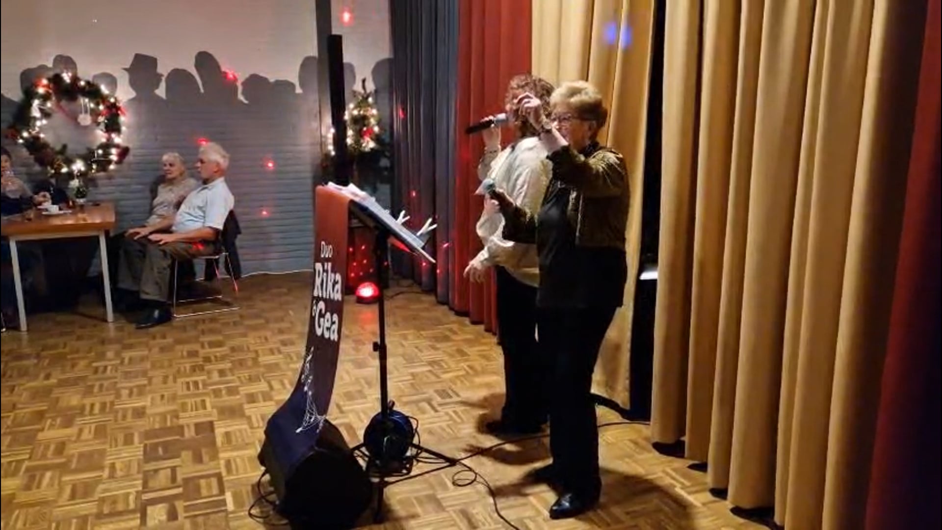 Kerst dansen in dorpshuis
