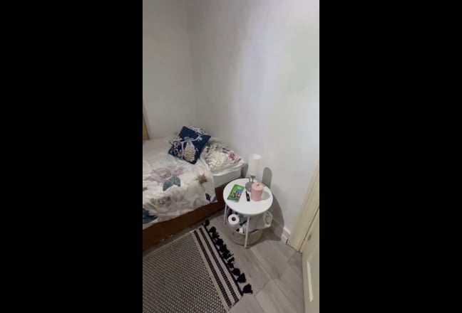 Large Double Room // Slough High street Main Photo