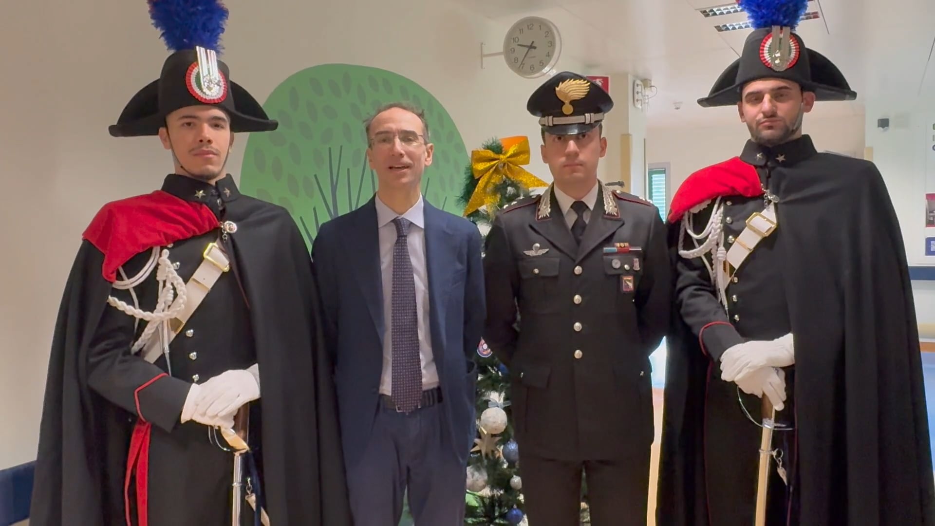 I carabinieri visitano i piccoli pazienti degli ospedale Bellaria di Bologna