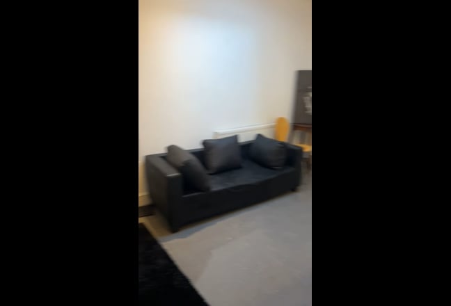 One Bed Flat and Double Room Main Photo