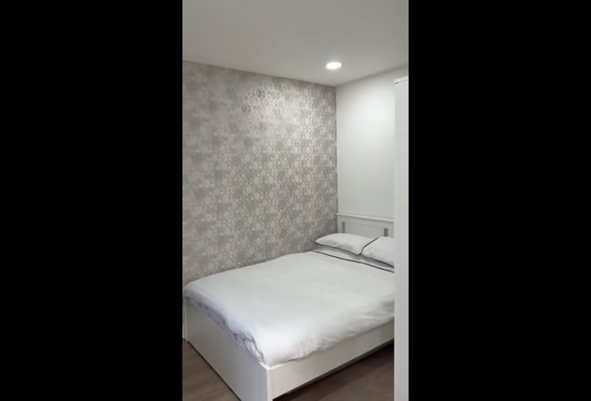 Clean Double Room • Bills Inc • Elizabeth Line 10m Main Photo