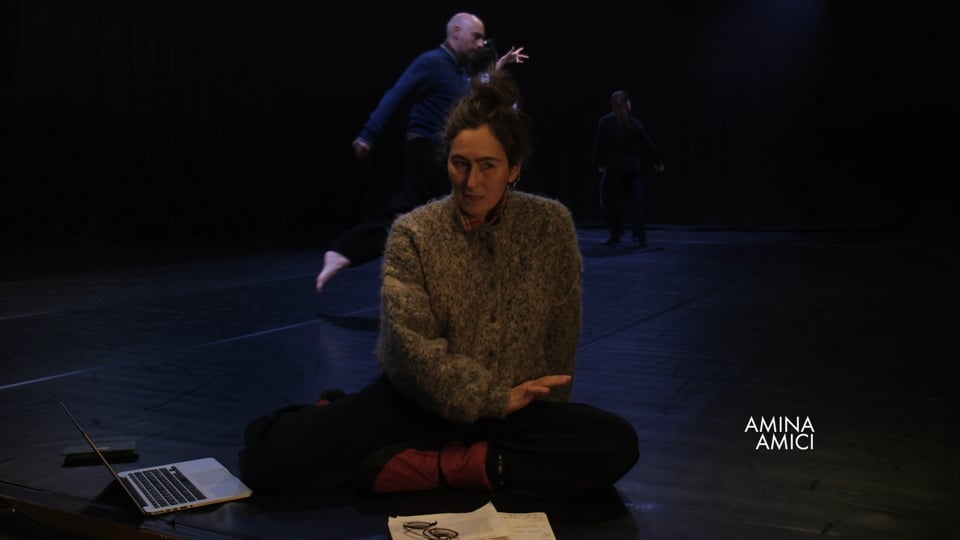 “Andavamo tutti” di Amina Amici: un “tutti” in cammino, tra corpi, memorie e poesia.