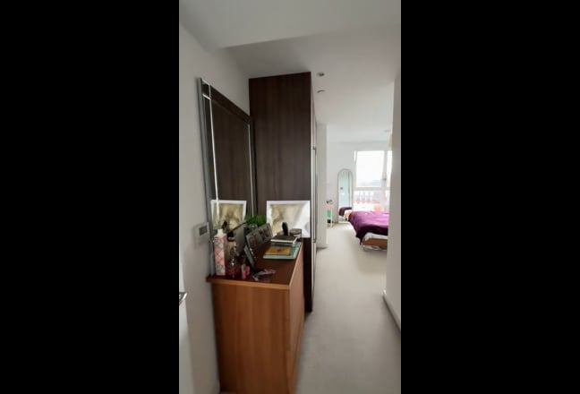 Bright, airy double en-suite room & large balcony Main Photo