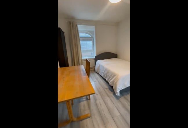 A bright and spacious Master bedroom Main Photo