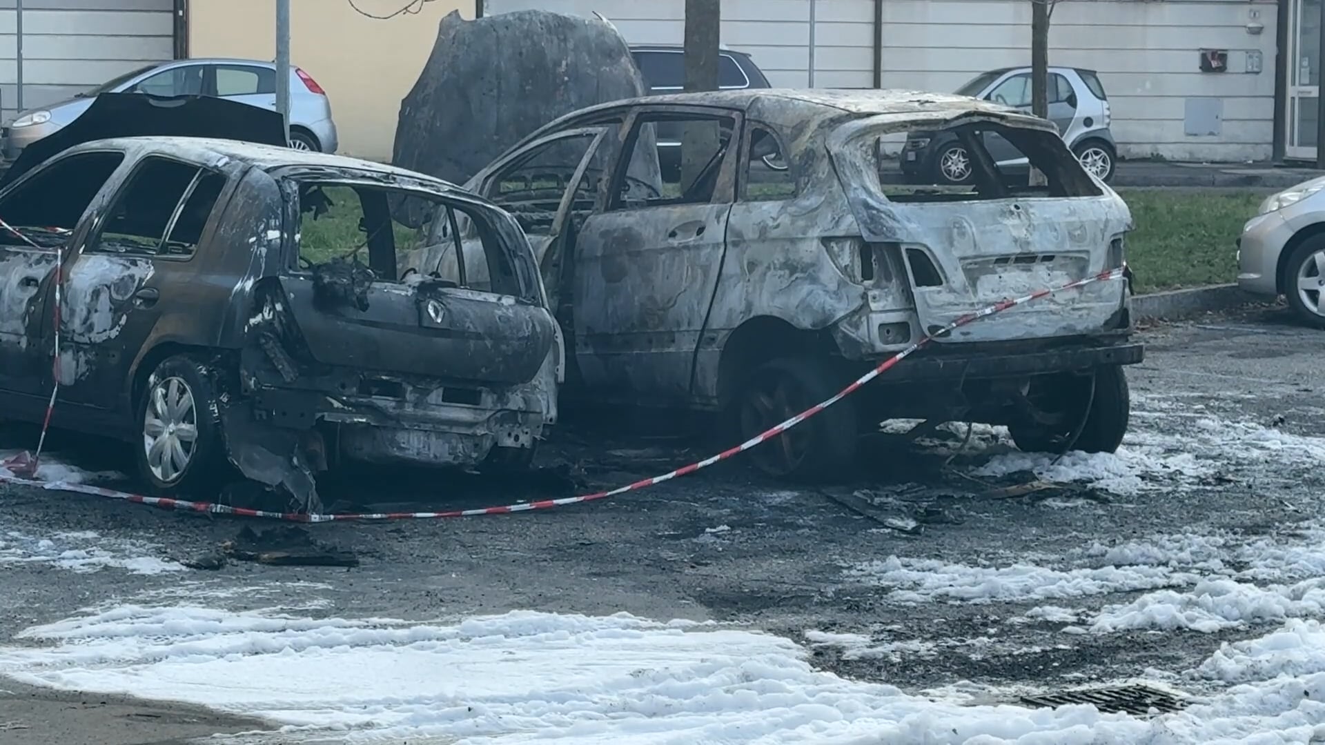 Roghi in strada in centro e in periferia a Bologna: a fuoco auto e motorini