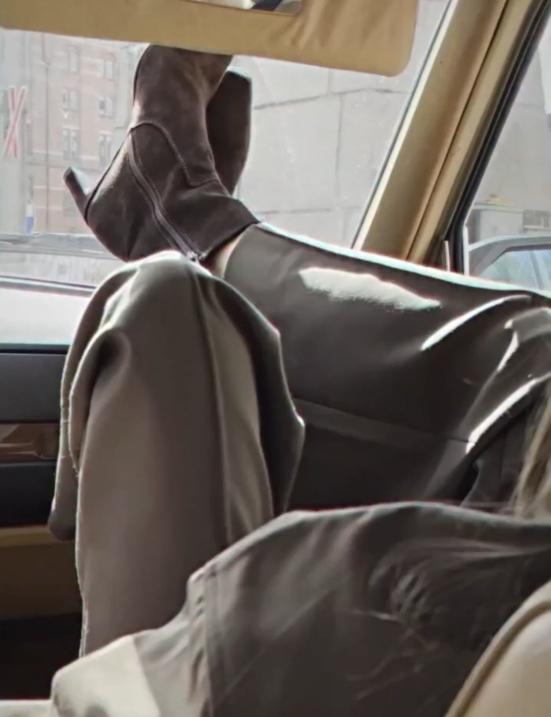 מגפוני עקב - נעליים