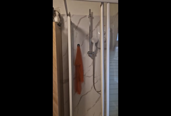 Large Double room with Ensuite Shower Main Photo