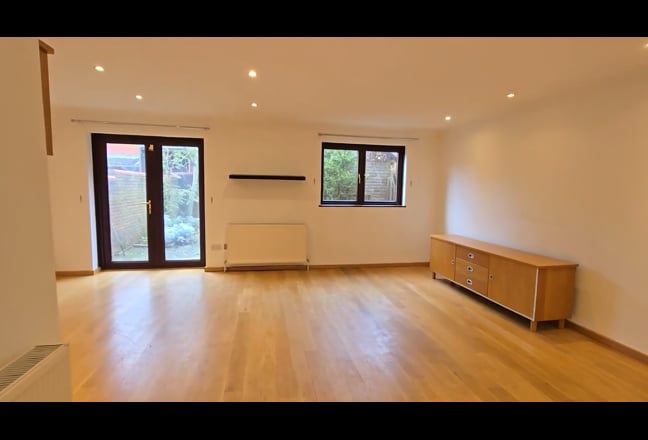 Three bedroom house to let with garden and off par Main Photo