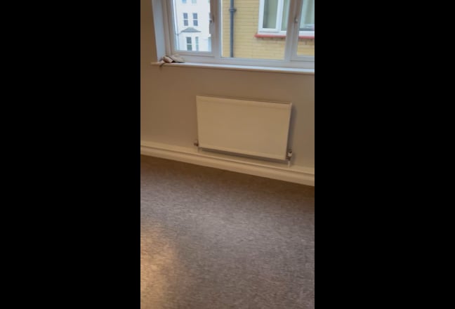 Double bed room to let Main Photo