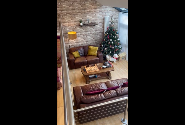 Room available in our spacious central flat Main Photo