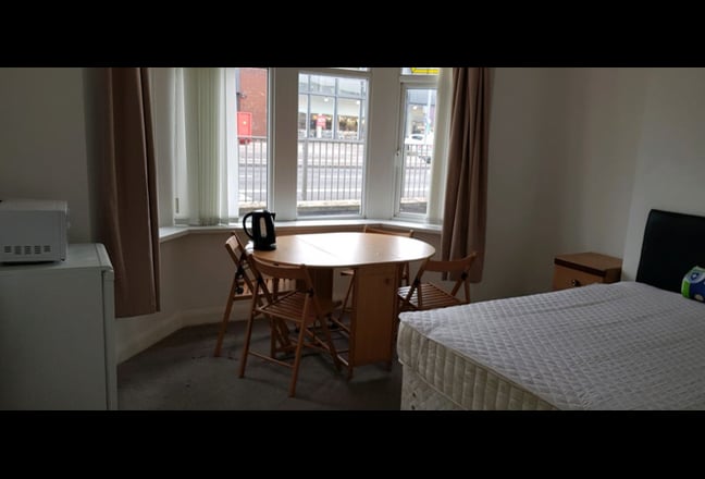 Double room with own  shower & WC in CF24 1RT Main Photo