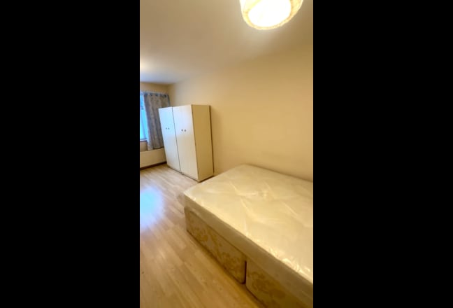 1 wk free offer. Large dbl rm.  Proff female house Main Photo